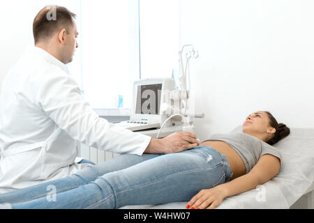 Jeune femme ayant 4D ultrasound scan. Échographie, examen de l'abdomen. Banque D'Images