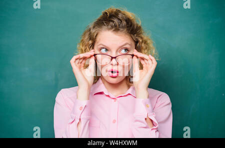 Nouvelle année scolaire. Jeune fille à se préparer à l'examen. surpris en étudiant à lunettes tableau. retour à l'école. tableau noir. Informelle et formelle l'éducation non formelle. girl enseignant à l'école leçon. quelle surprise. Banque D'Images