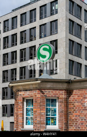 Gare Nordbahnhof, Berlin, Allemagne - 07 juillet 2019 : Rénovation de la gare Nordbahnhof avec le vert typique S-sign Banque D'Images