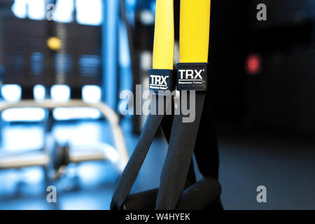 Ceintures de sport qui aident à réduire le poids. Noir et jaune à la formation fonctionnelle de l'équipement. Accessoires de sport. Séance de gym et fitness articles pour il Banque D'Images