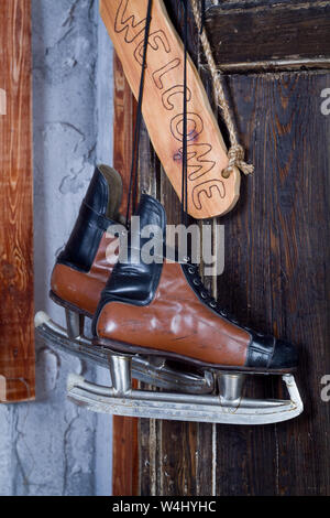 Concept de nouvelle année vintage hockey accrochée à un mur en bois à côté d'un panneau disant Bienvenue, selective focus Banque D'Images