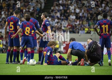 Tokyo, Japon. 23 juillet, 2019. Le FC Barcelone l'avant Antoine Griezmann (17) blessé est assisté par des médecins à Saitama Stadium 2002. Chelsea FC 2-1 sur le FC Barcelone dans la cuvette de Rakuten, à Tokyo. Credit : Rodrigo Reyes Marin/ZUMA/Alamy Fil Live News Banque D'Images