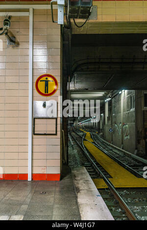 Gare Nordbahnhof, Berlin, Allemagne - 07 juillet 2019 : la vue de la plate-forme dans le tunnel ferroviaire lumineux Banque D'Images