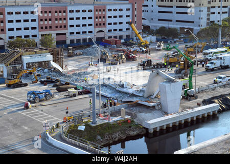 MIAMI, FLORIDE - le 17 mars : Fissure sur le pont de la Floride a été discuté dans les heures de réunion avant l'effondrement - Scène où une passerelle s'est effondrée quelques jours après qu'il a été construit dans le sud-ouest de la 8e rue en leur permettant de contourner la rue animée de parvenir à l'université Florida International le 17 mars 2018 à Miami, en Floride. Les rapports indiquent qu'il y a au moins 6 morts à la suite de l'effondrement, qui écrasé au moins cinq voitures. Fireman retirer délicatement les décombres à la main dans le respect de la personne décédée et leurs familles de personnes : Atmosphère Banque D'Images