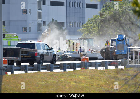 MIAMI, FLORIDE - le 17 mars : Fissure sur le pont de la Floride a été discuté dans les heures de réunion avant l'effondrement - Scène où une passerelle s'est effondrée quelques jours après qu'il a été construit dans le sud-ouest de la 8e rue en leur permettant de contourner la rue animée de parvenir à l'université Florida International le 17 mars 2018 à Miami, en Floride. Les rapports indiquent qu'il y a au moins 6 morts à la suite de l'effondrement, qui écrasé au moins cinq voitures. Fireman retirer délicatement les décombres à la main dans le respect de la personne décédée et leurs familles de personnes : Atmosphère Banque D'Images