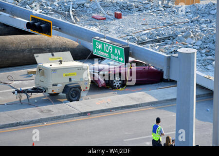 MIAMI, FLORIDE - le 17 mars : Fissure sur le pont de la Floride a été discuté dans les heures de réunion avant l'effondrement - Scène où une passerelle s'est effondrée quelques jours après qu'il a été construit dans le sud-ouest de la 8e rue en leur permettant de contourner la rue animée de parvenir à l'université Florida International le 17 mars 2018 à Miami, en Floride. Les rapports indiquent qu'il y a au moins 6 morts à la suite de l'effondrement, qui écrasé au moins cinq voitures. Fireman retirer délicatement les décombres à la main dans le respect de la personne décédée et leurs familles de personnes : Atmosphère Banque D'Images