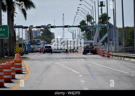 MIAMI, FLORIDE - le 17 mars : Fissure sur le pont de la Floride a été discuté dans les heures de réunion avant l'effondrement - Scène où une passerelle s'est effondrée quelques jours après qu'il a été construit dans le sud-ouest de la 8e rue en leur permettant de contourner la rue animée de parvenir à l'université Florida International le 17 mars 2018 à Miami, en Floride. Les rapports indiquent qu'il y a au moins 6 morts à la suite de l'effondrement, qui écrasé au moins cinq voitures. Fireman retirer délicatement les décombres à la main dans le respect de la personne décédée et leurs familles de personnes : Atmosphère Banque D'Images