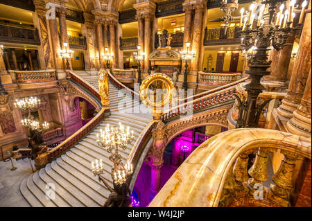 Paris, France - 23 avril 2019 - Le grand escalier à l'entrée du Palais Garnier à Paris, France. Banque D'Images