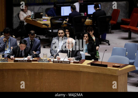 Organisation des Nations Unies, siège des Nations Unies à New York. 23 juillet, 2019. Riyad Mansour (R, avant), Observateur permanent de la Palestine auprès de l'Organisation des Nations Unies, des adresses d'une réunion du Conseil de sécurité sur le Moyen-Orient, au siège des Nations Unies à New York, le 23 juillet 2019. Le chef des affaires politiques des Nations Unies le mardi a appelé à des mesures temporaires pour l'adresse de l'Autorité palestinienne (AP) crise financière. Credit : Muzi Li/Xinhua/Alamy Live News Banque D'Images