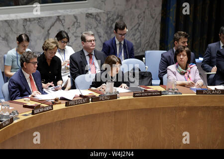 Organisation des Nations Unies, siège des Nations Unies à New York. 23 juillet, 2019. Secrétaire général adjoint aux affaires politiques et de consolidation de Rosemary DiCarlo (C, avant) traite d'une réunion du Conseil de sécurité sur le Moyen-Orient, au siège des Nations Unies à New York, le 23 juillet 2019. Le chef des affaires politiques des Nations Unies le mardi a appelé à des mesures temporaires pour l'adresse de l'Autorité palestinienne (AP) crise financière. Credit : Muzi Li/Xinhua/Alamy Live News Banque D'Images