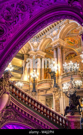 Paris, France - 23 avril 2019 - Le grand escalier à l'entrée du Palais Garnier à Paris, France. Banque D'Images