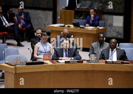 Organisation des Nations Unies, siège des Nations Unies à New York. 23 juillet, 2019. L'ambassadeur israélien à l'ONU Danny Danon (L'avant), traite d'une réunion du Conseil de sécurité sur le Moyen-Orient, au siège des Nations Unies à New York, le 23 juillet 2019. Le chef des affaires politiques des Nations Unies le mardi a appelé à des mesures temporaires pour l'adresse de l'Autorité palestinienne (AP) crise financière. Credit : Muzi Li/Xinhua/Alamy Live News Banque D'Images