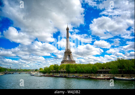 La Tour Eiffel de l'autre côté de la Seine à Paris, France. Banque D'Images