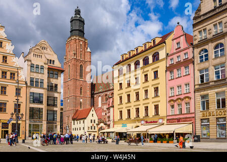 WROCLAW, Pologne - 17 juillet 2019 : tour de l'église de rue Elizabeth et bâtiments colorés de la place du marché de Wroclaw Banque D'Images