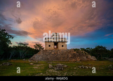 Temple des sept poupées, Dzíbilchaltun site archéologique maya, dans l'état du Yucatan, Mexique Banque D'Images
