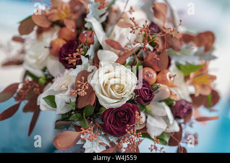 Composition d'automne fleur de feuilles, de baies roses, Banque D'Images
