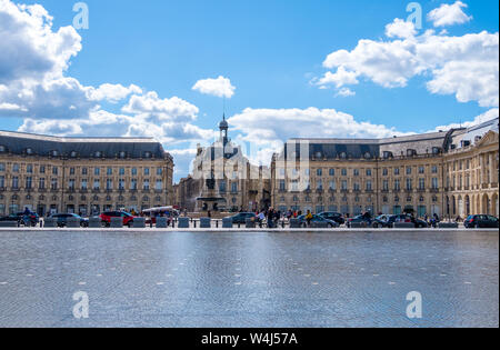 Bordeaux, France - 5 mai 2019 : Le miroir d'eau ou Miroir des quais sur le quai de la Garonne en face de la Place de la Bourse à Bordeaux