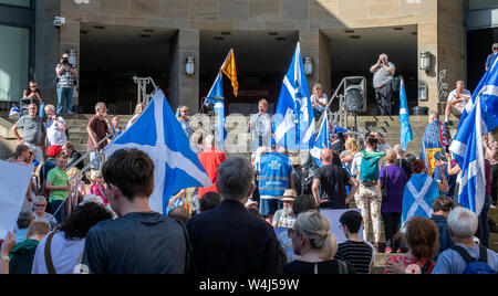 Glasgow, Ecosse, Royaume-Uni. 23 Juillet 2019 : partisans de l'indépendance pour protester contre la nomination de Boris Johnson comme le nouveau Premier Ministre du Royaume-Uni. Banque D'Images