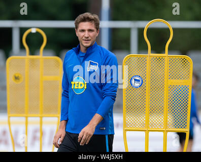 Neuruppin, Allemagne. 06Th Juillet, 2019. Football, Bundesliga : camp de formation au Hertha Berlin Le Volksparkstadion : Niklas Stark marche entre deux mannequins. Credit : Soeren Stache/dpa/Alamy Live News Banque D'Images
