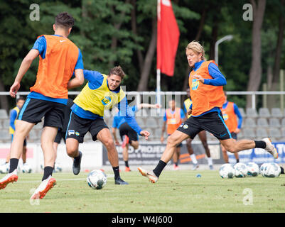 Neuruppin, Allemagne. 06Th Juillet, 2019. Football, Bundesliga : camp de formation au Volksparkstadion Hertha Berlin : Niklas Stark (M) contre par Skjelbred (r). Credit : Soeren Stache/dpa/Alamy Live News Banque D'Images