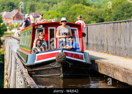 Les gens sur un canal boat crossing-canal de Pontcysyllte, au Pays de Galles, Royaume-Uni. Les enfants bénéficiant d'une petite excursion en bateau sur une journée ensoleillée. Banque D'Images