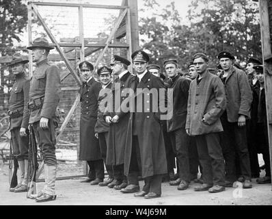 Les officiers et l'équipage du sous-marin allemand U58, capturé par le U.S.S. Fanning, entrant dans le camp de prisonniers de guerre à Fort McPherson, New York, USA. 1918 Banque D'Images