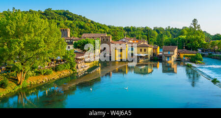 Le beau village de Borghetto près de Valeggio sul Mincio. Province de Vérone, Vénétie, Italie Banque D'Images