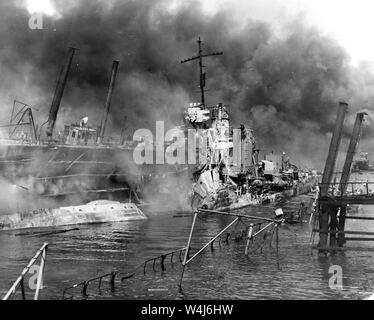 Destroyer USS Shaw, brûlant en cale sèche flottante à Pearl Harbor après l'attaque japonaise sur Pearl Harbor, New York le 7 décembre 1941 Banque D'Images