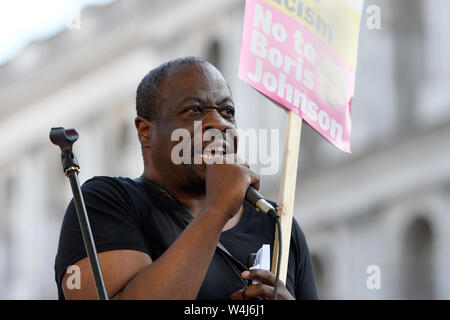 Weyman Bennett - Stand Up au racisme, s'exprime à l'anti Boris Johnson rassemblement à Londres.Les manifestants se sont réunis à l'extérieur de Downing Street pour protester contre l'annonce de Tory Boris Johnson comme nouveau Premier ministre britannique, qui a été élu que par moins de 150 000 membres du parti conservateur, un parti qui n'est pas majoritaire au Parlement. Ils exigent immédiatement une élection générale et lancé des plans pour protester contre le parti conservateur conférence nationale plus tard cette année. Banque D'Images