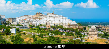 Vue panoramique d'Ostuni dans une journée ensoleillée, Puglia (Pouilles), Italie. Banque D'Images