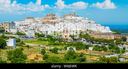 Vue panoramique d'Ostuni dans une journée ensoleillée, Puglia (Pouilles), Italie. Banque D'Images