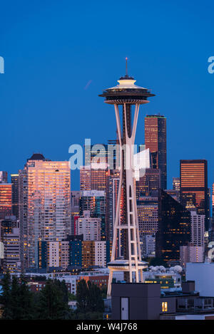 Le Seattle Skyline vu de Kerry Park par des réflexions de l'orange et rose coucher du soleil dans le verre des gratte-ciel Banque D'Images