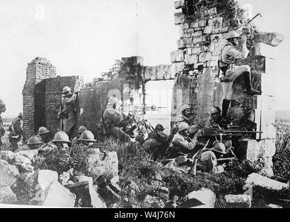 Soldats français du Général Gouraud, avec leurs mitrailleuses dans les ruines d'une cathédrale près de la Marne pendant la Première Guerre mondiale Banque D'Images