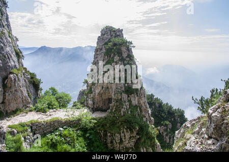 L'un de l'entrée du tunnel de la spectaculaire 'Strada delle 52 gallerie» (52 tunnels routiers), une mule militaire route construite pendant la PREMIÈRE GUERRE MONDIALE sur le mont Pasubio Banque D'Images