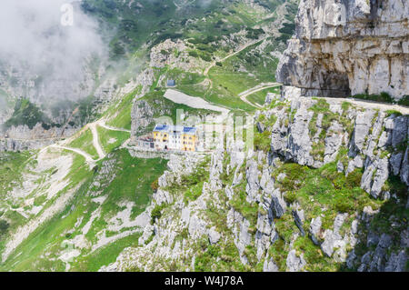 Monte Pasubio, Italie (12 juillet 2019) - Vue de l'Rifugio Papa, le refuge de montagne à la fin de la route militaire de la mule 'Strada delle 52 gallerie Banque D'Images