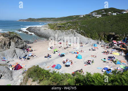 Le sable doré de la plage de Freshwater East dans le Nord du Devon en photo sur une chaude journée d'été avec un ciel bleu. Banque D'Images