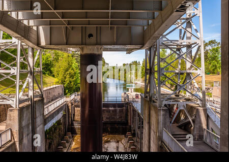 KAWARTHA LAKES, ONTARIO, CANADA - 22 juin 2018 : l'écluse-ascenseur de Kirkfield, vue de dessous l'un de ses bassins bateau élevé. Banque D'Images