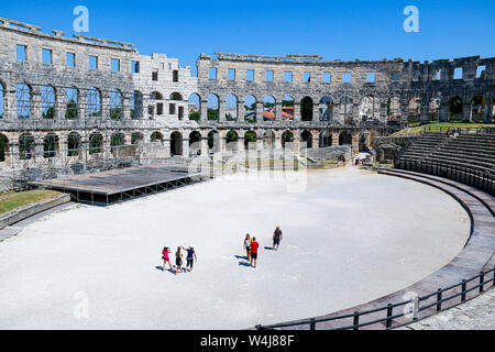 Les touristes d'explorer l'intérieur de Pula Arena, un amphithéâtre romain construit en Croatie dans le 1er siècle ap. Banque D'Images