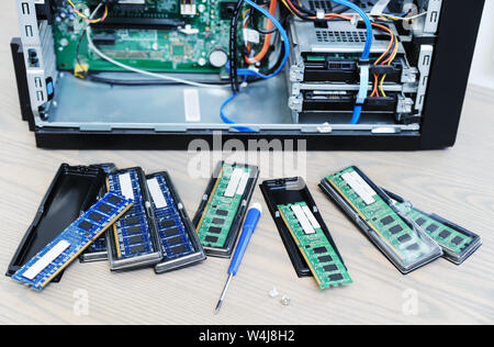 Les différents emplacements de RAM sont sur le bureau près de l'ordinateur. Banque D'Images