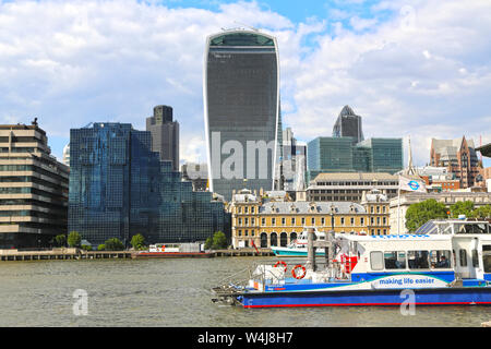 Paris, France - 23 mai 2016 : London Bridge City Pier City Cruises, gare et de l'architecture moderne des bâtiments sur les rives de la Tamise Banque D'Images