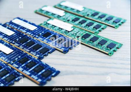 Les différents emplacements de mémoire sont sur la table en bois. Banque D'Images