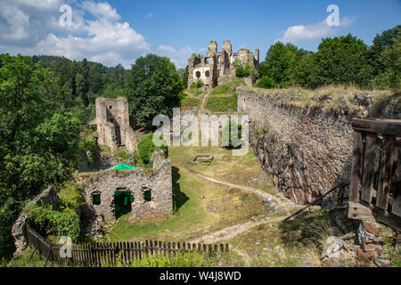 Divci kamen, Trisov, République tchèque, voir des filles rock ruine, ruine de château en Bohême du sud près de la ville de Cesky Krumlov Banque D'Images