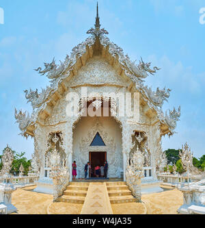 CHIANG RAI, THAÏLANDE - Mai 9, 2019 : l'architecture unique du Temple blanc avec de riches décorations, gypseries, incroyable et de nombreux modèles miroir fine Banque D'Images