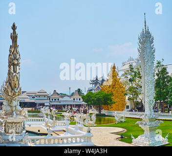 CHIANG RAI, THAÏLANDE - Mai 9, 2019 : le territoire de pittoresque Temple blanc complexe avec pilier bouddhiste, golden culte, bassin avec jets et stuc s Banque D'Images