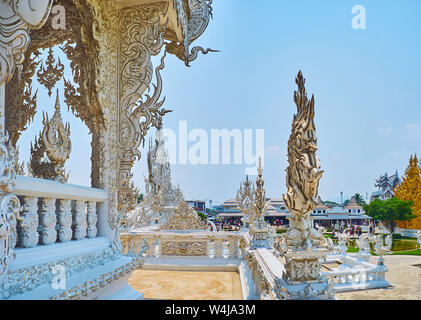 CHIANG RAI, THAÏLANDE - Mai 9, 2019 : l'insolite riches décorations de chef-White Temple (Wat Rong Khun) avec miroir en stuc sculpté et fine patter Banque D'Images