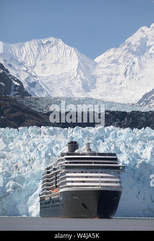 Bateau de croisière en face de Margerie Glacier, Glacier Bay National Park, Alaska. Banque D'Images