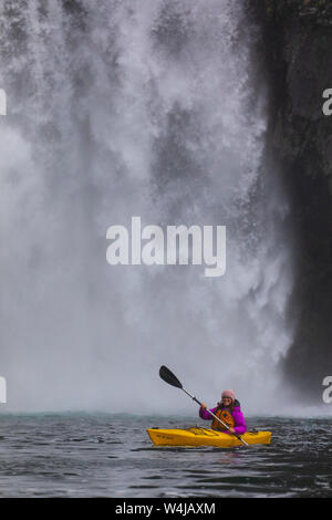 Kayak à Prince William Sound, Alaska, la Forêt Nationale de Chugach. Banque D'Images