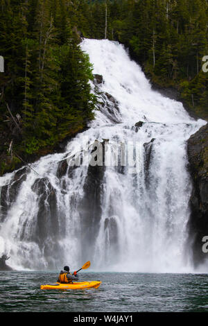 Kayak à Prince William Sound, Alaska, la Forêt Nationale de Chugach. Banque D'Images