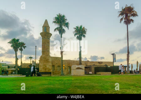 Césarée, Israël - 22 juillet 2019 : vue du coucher de la mosquée bosniaque, avec les visiteurs, dans le Parc National de Césarée, le nord d'Israël Banque D'Images