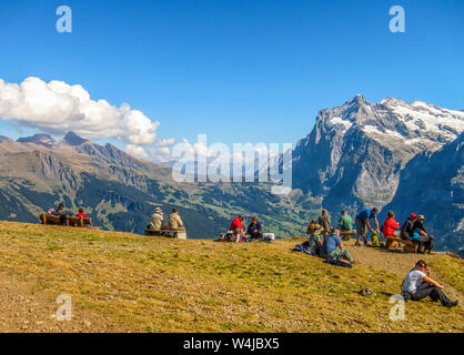 Vue depuis le long du sentier Kleine Scheidegg - Männlichen. Berner Oberland, Suisse. Banque D'Images